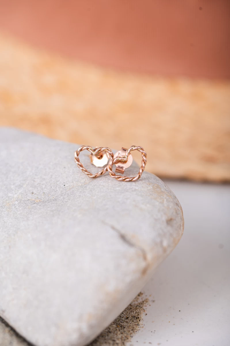 Hübsche silberne Herzohrringe