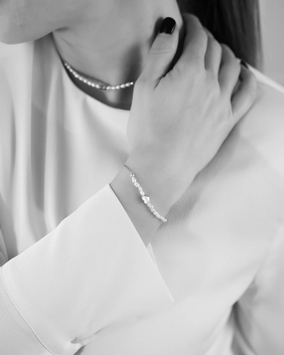 Weißes Süßwasserperlenarmband mit Herz 925