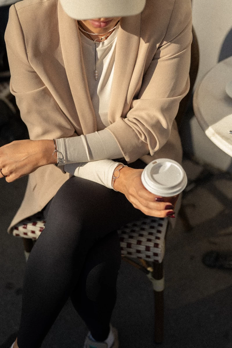 Weißes Perlenarmband mit graviertem Kreisanhänger aus Sterlingsilber 925