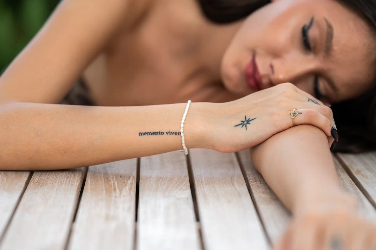 Kleines weißes Perlenarmband aus Silber