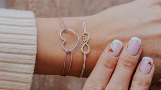 Anlegen des ZILIA-Armbands 