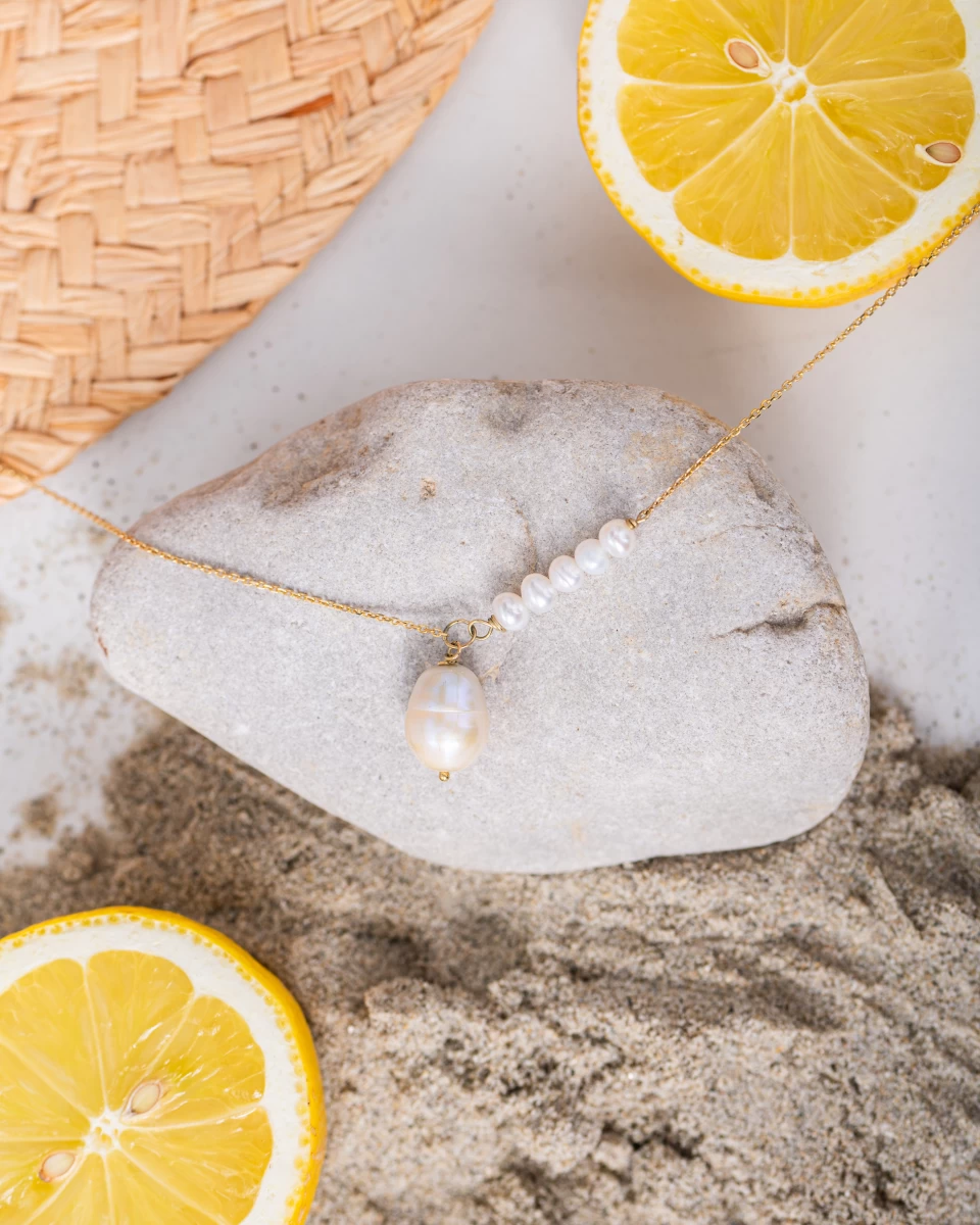 Weiße Süßwasserperlenkette aus Rosegold 585