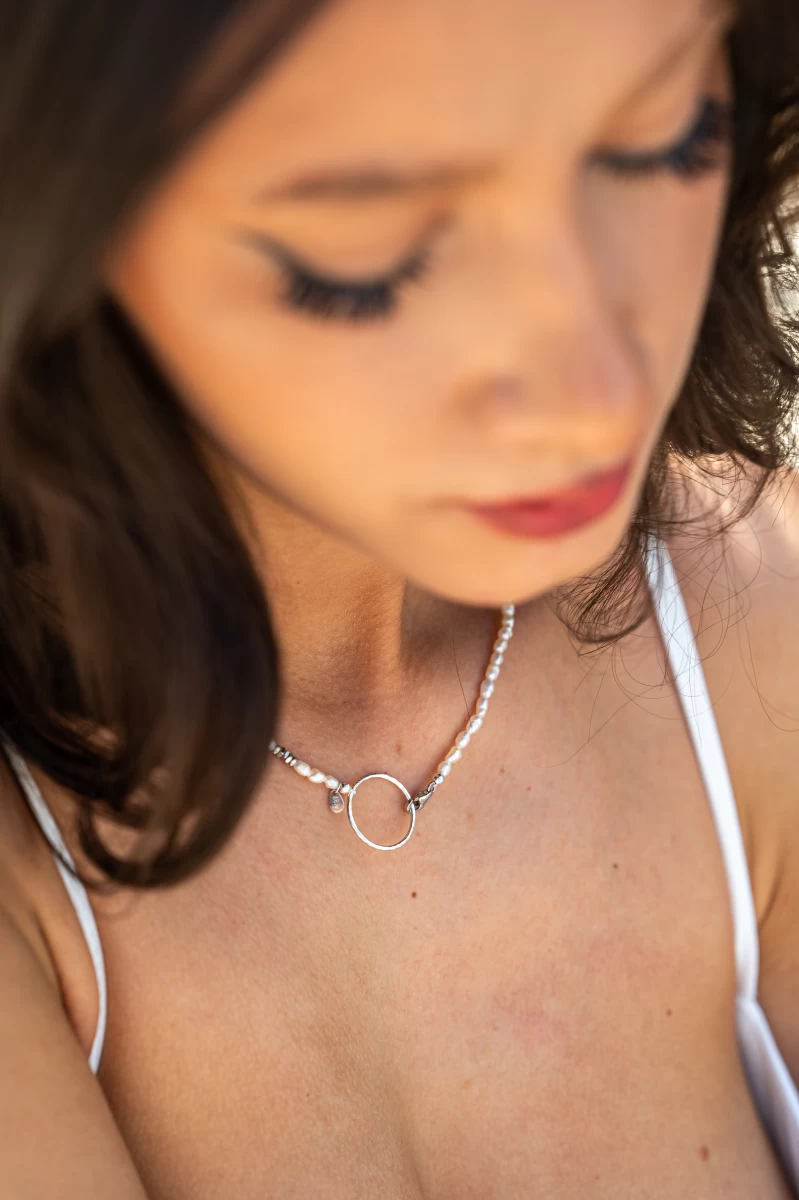 Halskette aus 925 Silber mit weißer Perle und graviertem Kreisanhänger