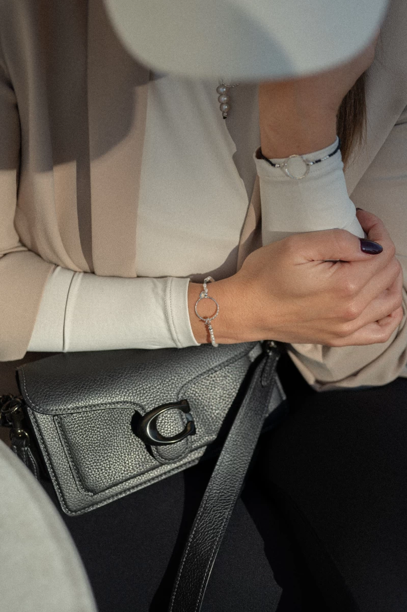 Weißes Perlenarmband mit graviertem Kreisanhänger aus Sterlingsilber 925