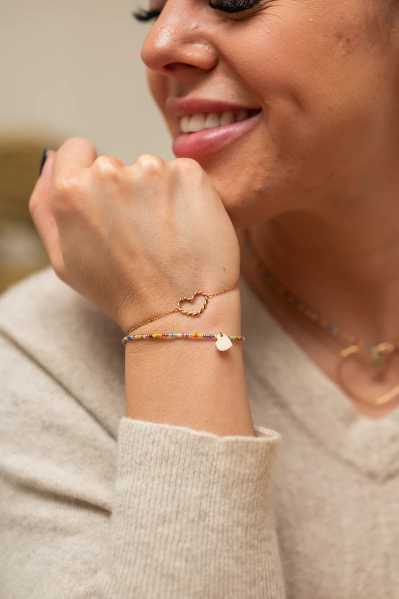 Perle mit farbigem Herzanhänger Silberarmband